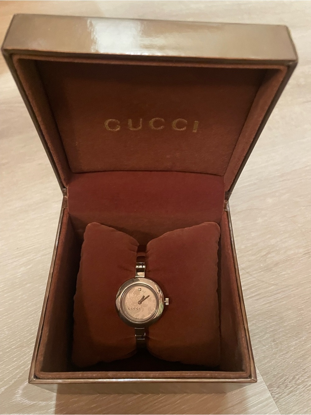 Stunning Gucci Silver-Tone Women's Bracelet Watch with real diamond.